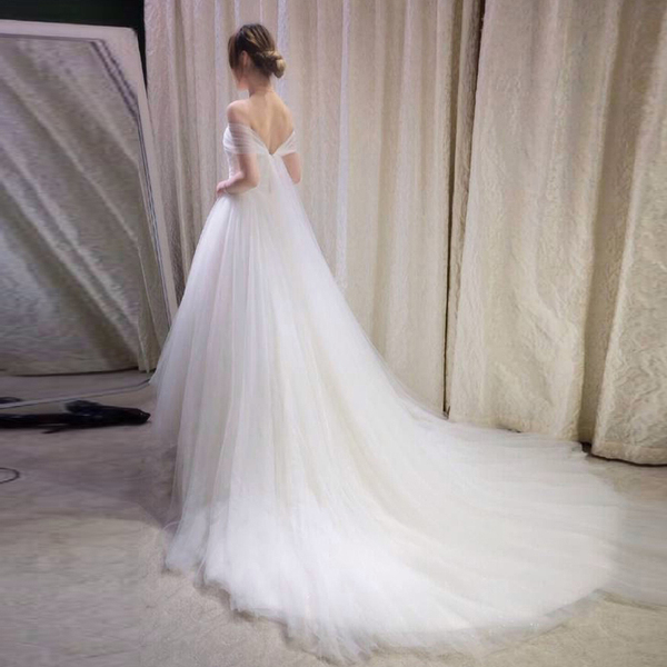 A shoulder princess bride to fix a big tailed wedding dress