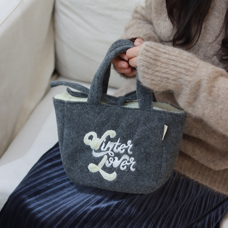 吾尤粒绣花原创毛毡小拎包