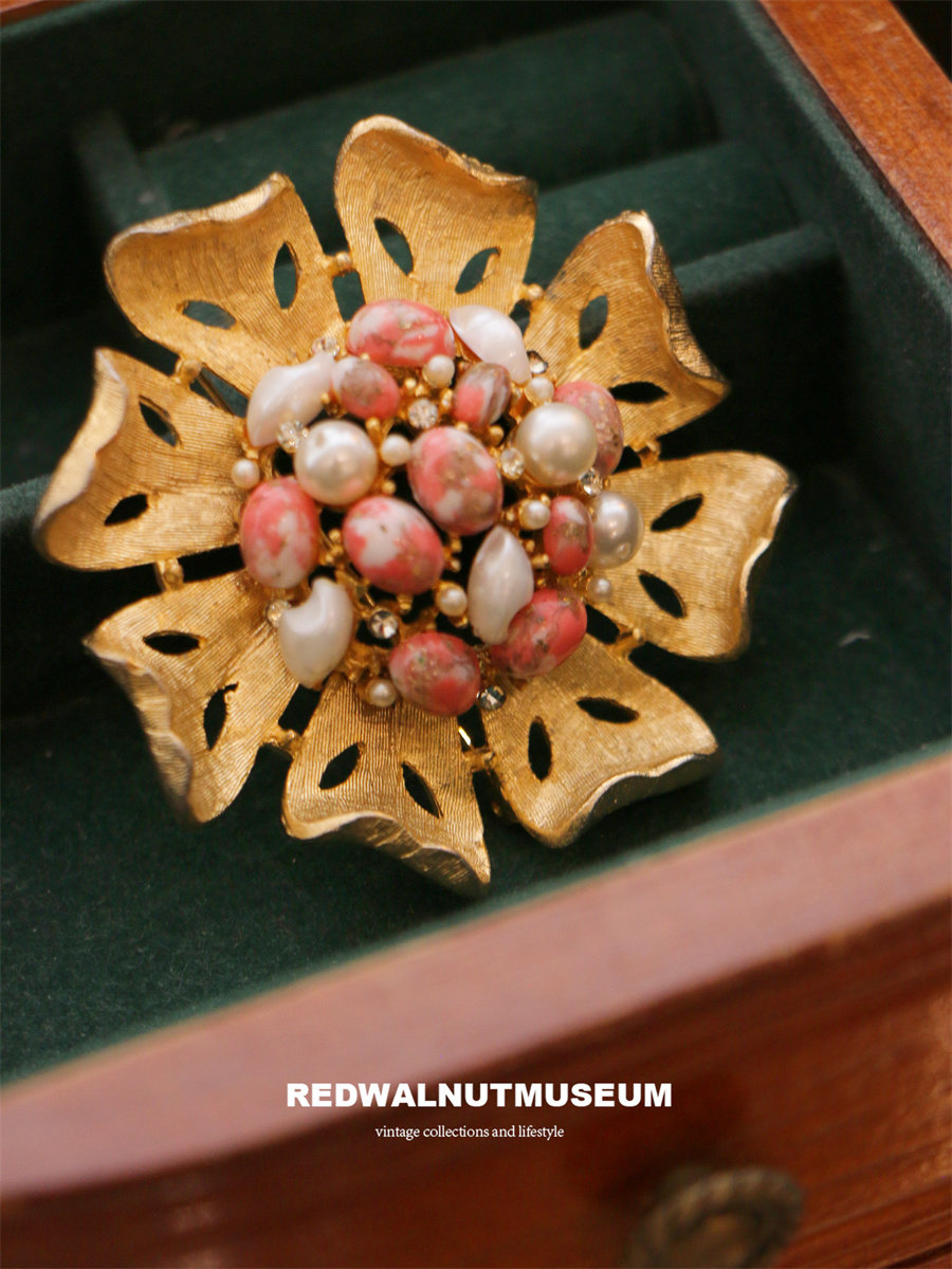 Bsk仿珊瑚色宝石镂空古典婴儿牙珍珠花朵中古vintage胸针