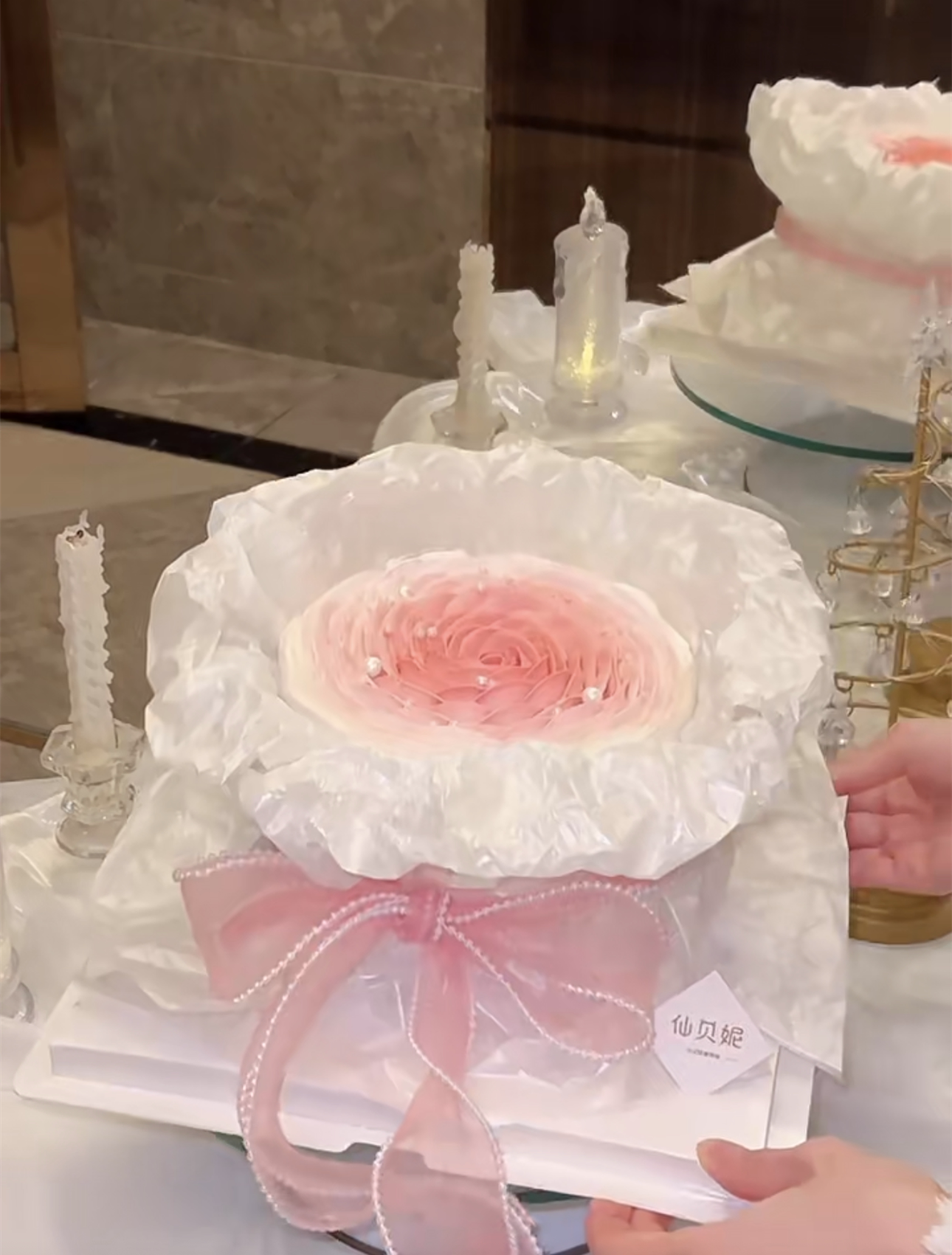 珍珠纱围边玫瑰花生日蛋糕装饰