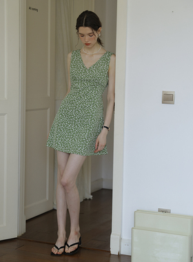 春也白法式复古V领碎花连衣裙女夏新款高腰显瘦气质a字无袖背心裙