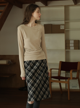 春也白 纯色圆领设计感压褶收腰长袖T恤女春款打底衫百搭显瘦上衣