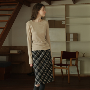 春也白 纯色圆领设计感压褶收腰长袖T恤女春款打底衫百搭显瘦上衣