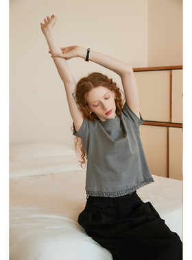 春也白 下摆蕾丝花边灰色气质正肩圆领短袖T恤女夏新款设计感上衣