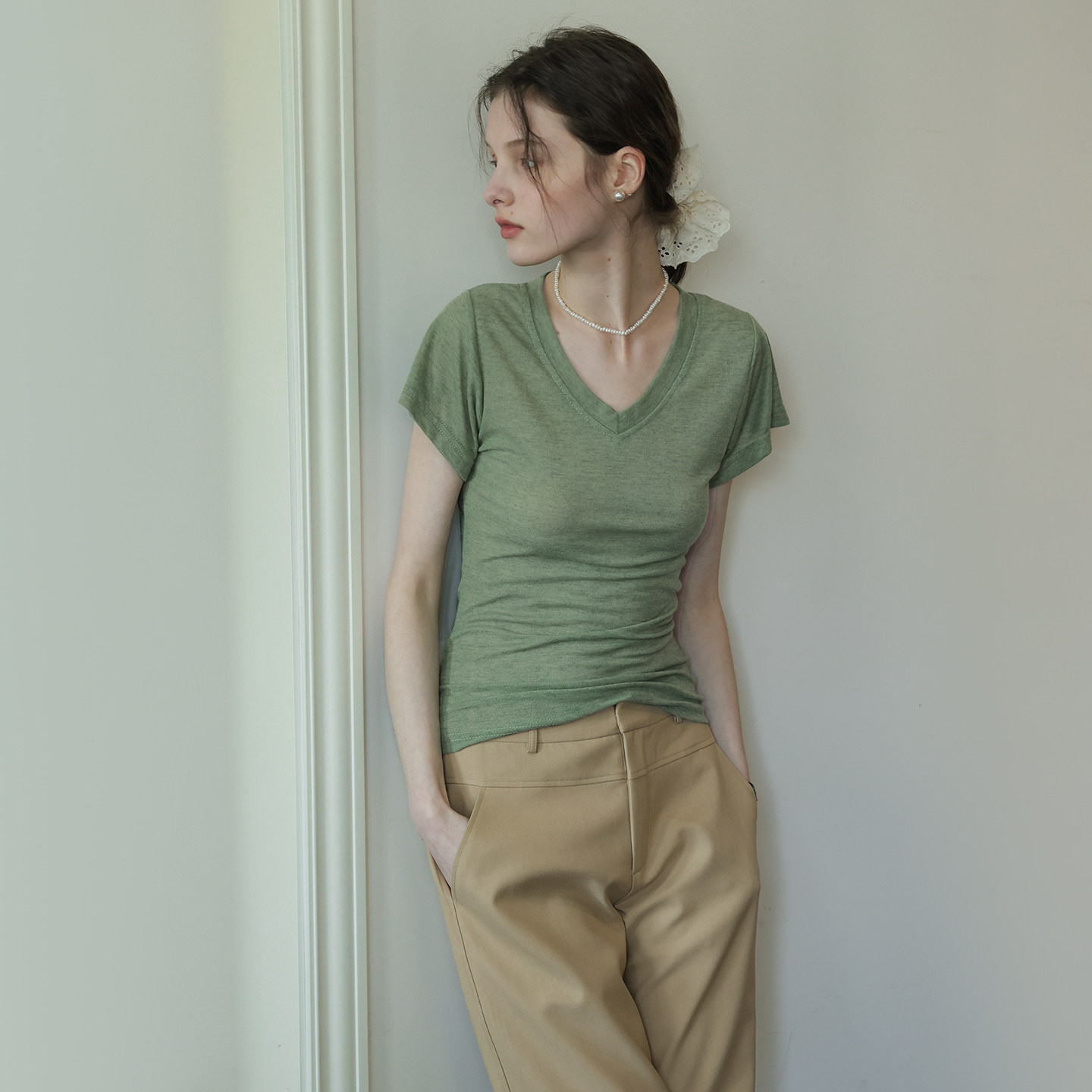苔藓绿慵懒感轻薄v领正肩小飞袖T恤女夏新款修身显瘦收腰短袖上衣