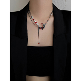 原创设计暗黑红色月牙珍珠项链女轻奢锁骨链嘻哈辣妹脖颈链卫衣链