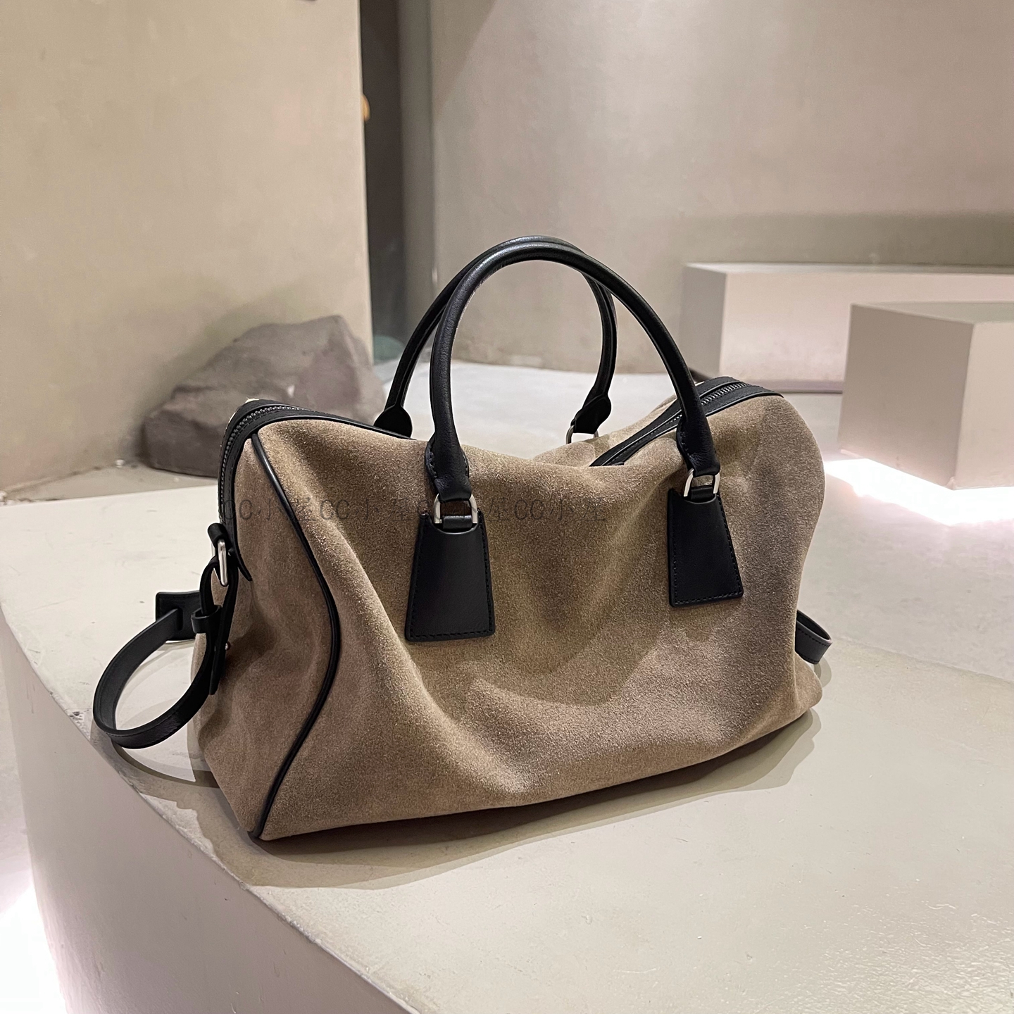 2025秋冬新款复古磨砂牛皮枕头包手提包通勤休闲慵懒斜跨包旅行包