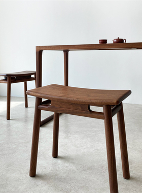 秋山匠人黑胡桃木实木踩脚凳矮凳马鞍凳家用穿换鞋凳元宝凳全榫卯