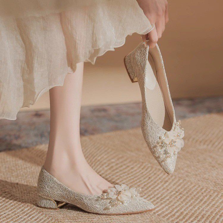 低跟高跟鞋女2025不累脚生日礼物女生送闺蜜实用伴娘蕾丝花朵婚鞋