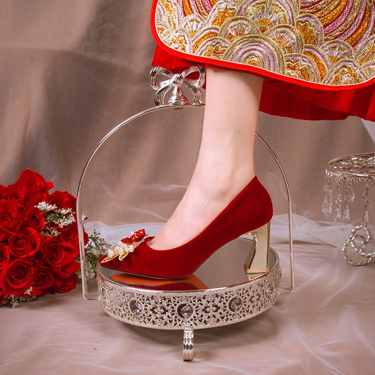 粗跟婚鞋2025新娘鞋蝴蝶结婚纱秀禾花朵中式红色丝绒高跟鞋女单鞋