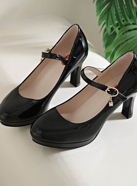 白色高跟鞋女粗跟10cm大码漫展COS防水台漆皮圆头一字扣走秀单鞋