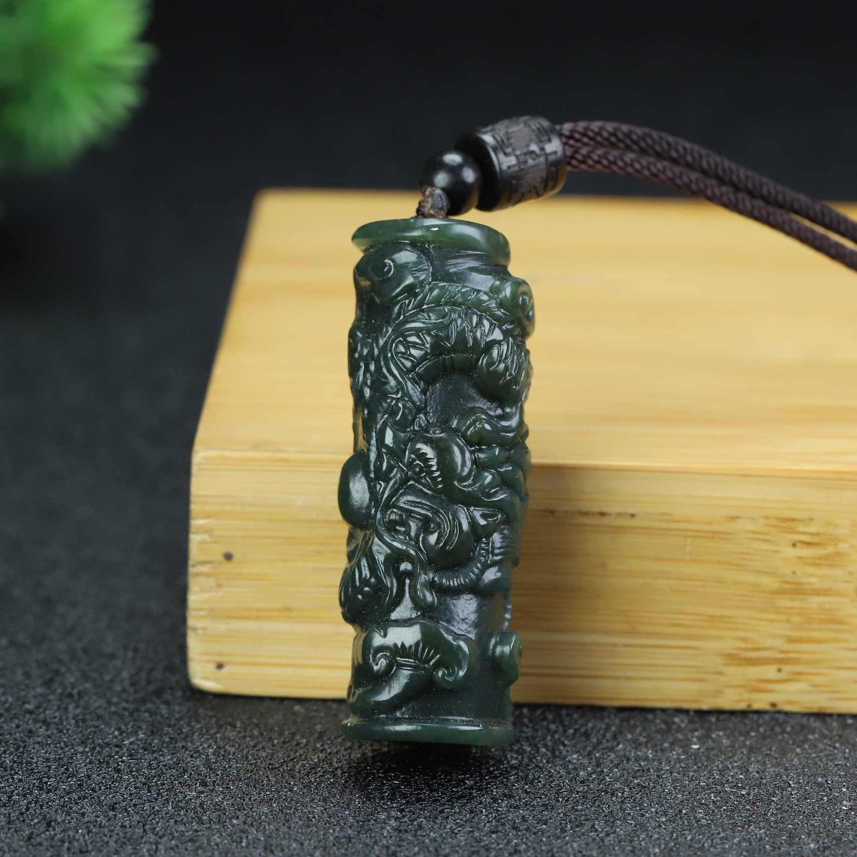 新疆和田玉龙柱吊坠墨青玉生肖龙挂件天然玉石龙柱项链玉坠毛衣链