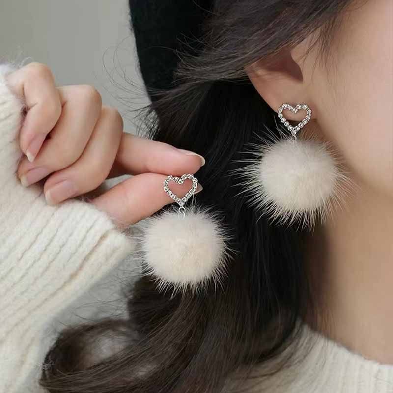 氛围毛球绒毛耳钉爱心高级耳环感轻奢秋冬独特耳饰设计毛茸茸小众,饰品/流行首饰/时尚饰品新,耳环,淘宝优惠券,粉丝福利购,淘宝优惠卷