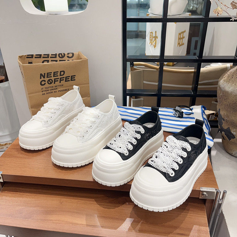 时尚超轻增高小白鞋女2026春季新款配阔腿裤系带松糕厚底休闲板鞋