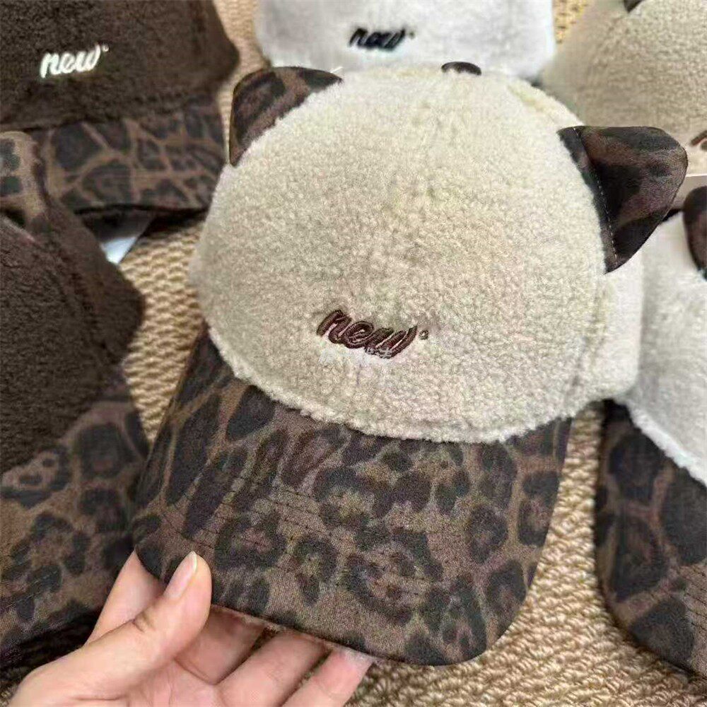 加宽豹点帽檐刺绣字母耳朵羊羔绒乎乎保暖秋加厚女百搭硬顶棒球帽