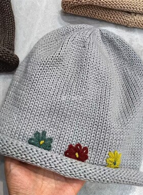 灰色针织宽松刺绣花朵装饰毛线帽男女通用秋冬保暖卷边冷帽显脸小