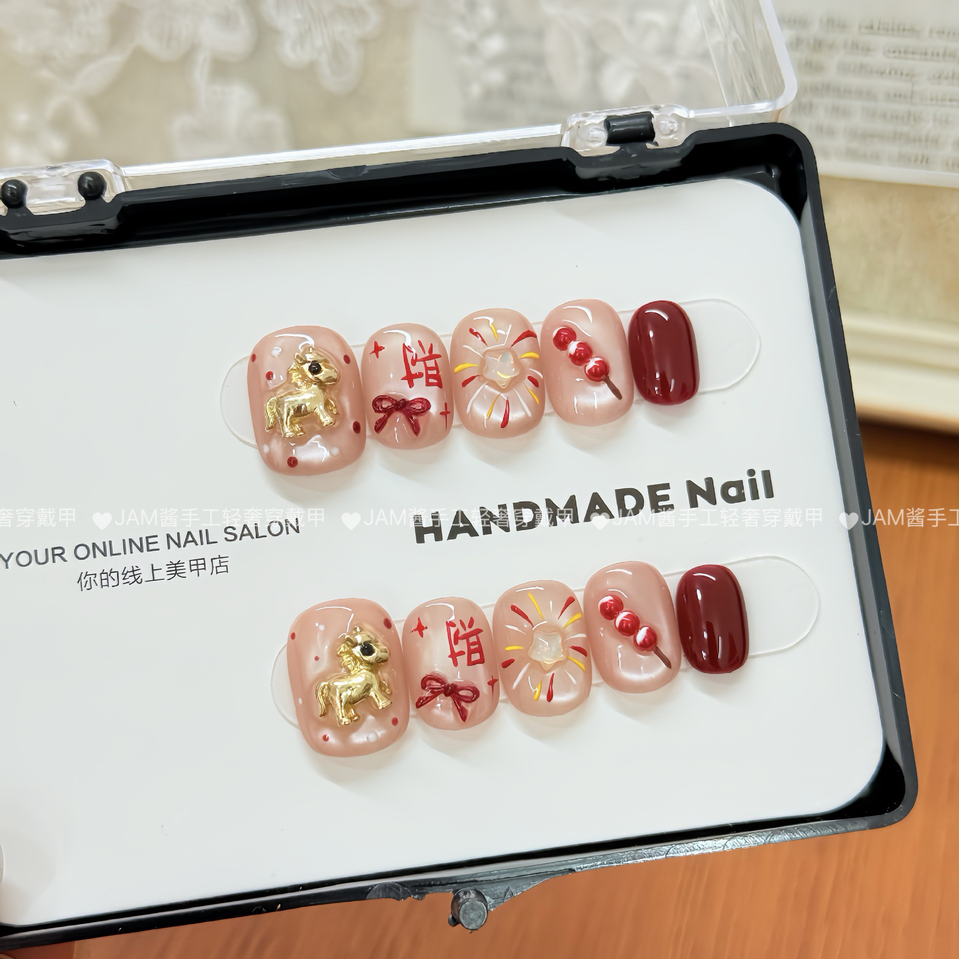 金马纳福 新年新款纯手工穿戴甲短款小马烟花红色美甲高级感显白,彩妆/香水/美妆工具,穿戴甲/甲片,淘宝优惠券,粉丝福利购,淘宝优惠卷