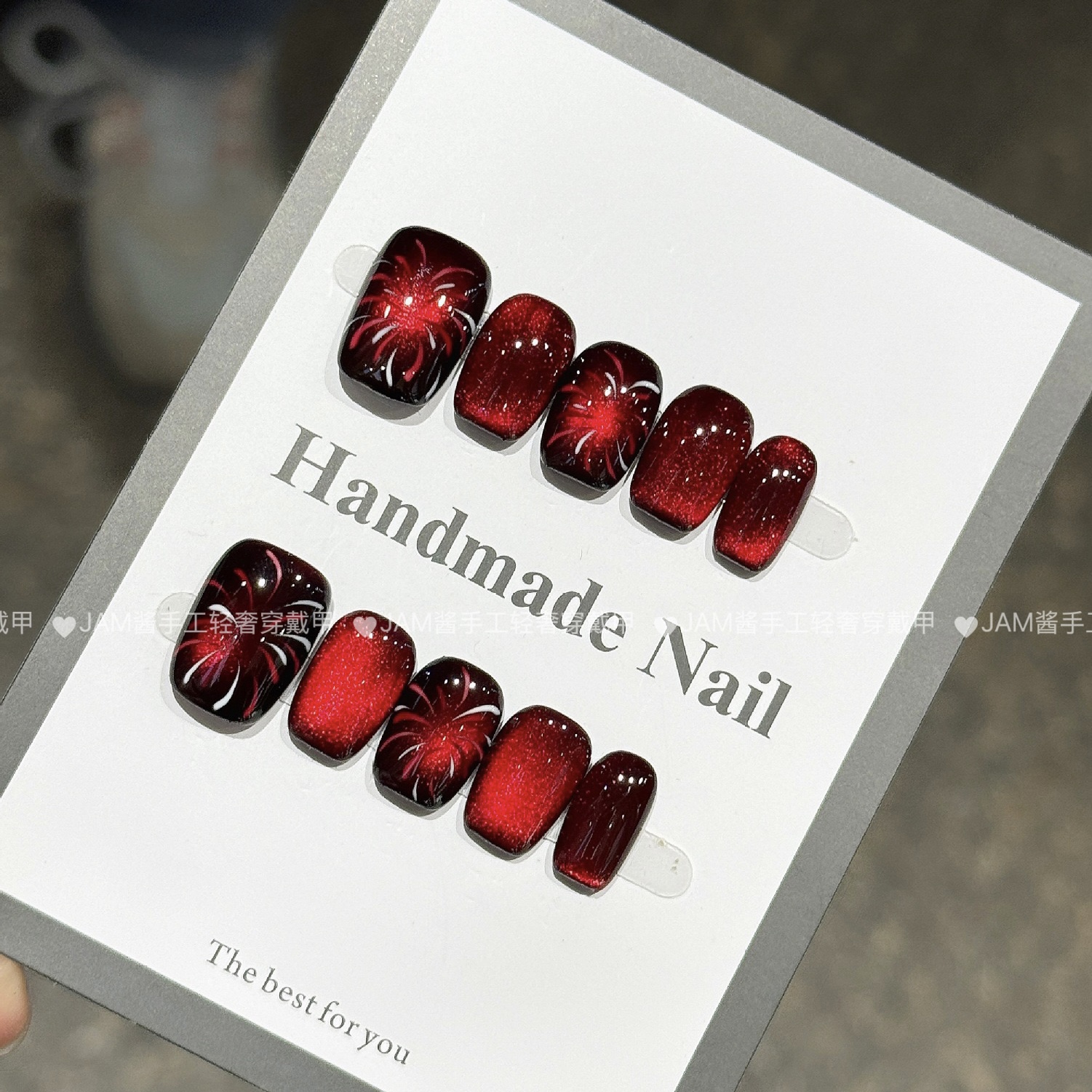 烟花 秋冬新款纯手工穿戴甲短款新年红猫眼手绘烟花美甲高级显白