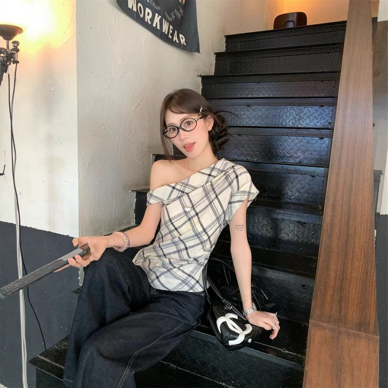 设计感辣妹风格纹斜肩短袖t恤女夏季小众修身显瘦露肩不规则上衣