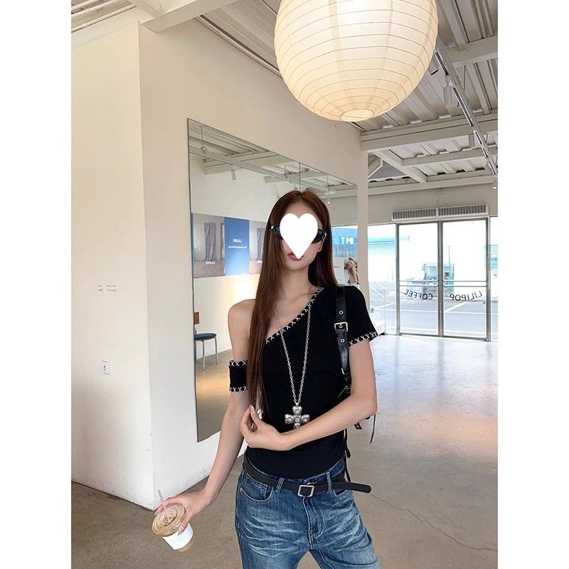 美式辣妹黑色斜肩短袖t恤女2025新款夏季设计感掐腰露肩气质上衣