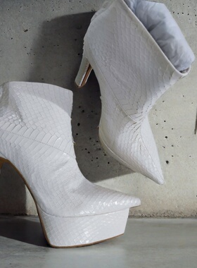 14厘米粗跟白色蟒蛇皮错层加长水台尖头短靴高端定制大码欧美风