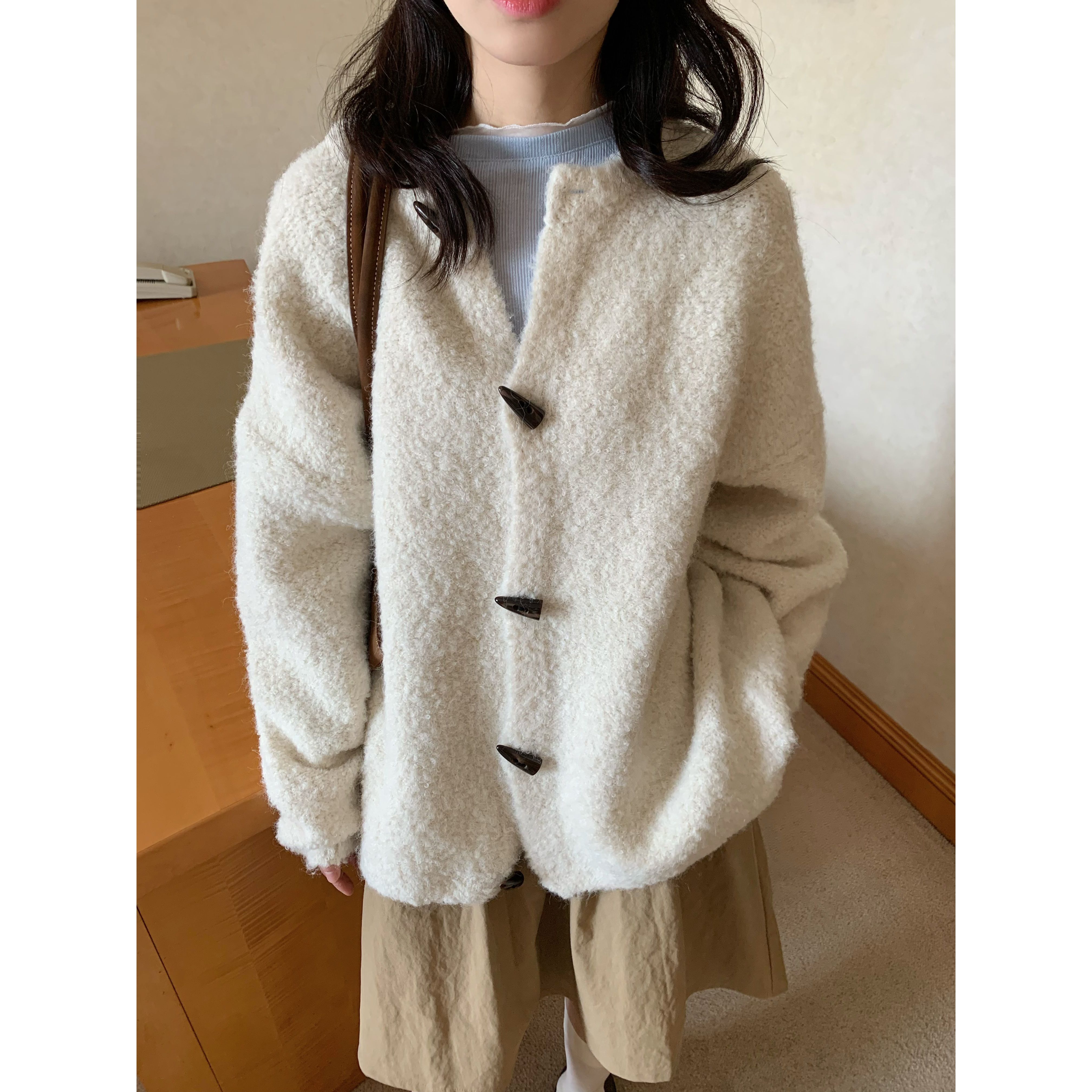 香蕉脱掉了 软糯小羊可爱牛角扣毛衣日系白色甜美加厚舒服外套女