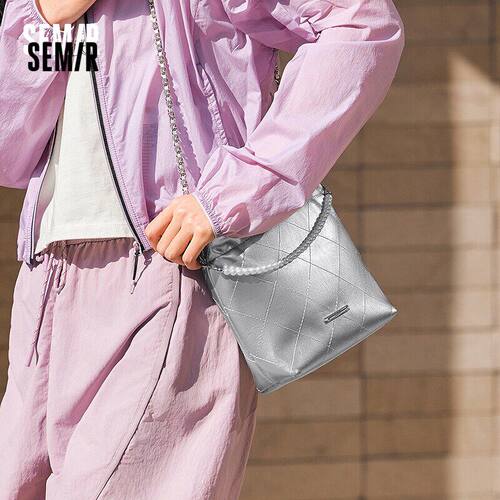 森马包包女水桶包菱格小香风斜挎包2025新款链条单肩包亮面手提包