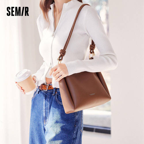 森马包包水桶包女2024新款简约通勤单肩包休闲风手提包大容量女包
