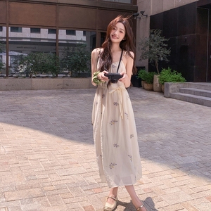 超好看独特漂亮裙子女夏季2025新款宽松度假风时尚长款吊带连衣裙图片