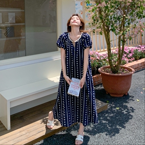 法式波西米亚度假连衣裙女2025夏季新款泡泡袖复古高级感收腰长裙