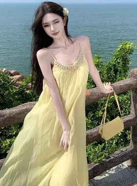 浅黄色吊带连衣裙女夏高级重工手工缝制水滴钻长裙镶钻海边度假裙