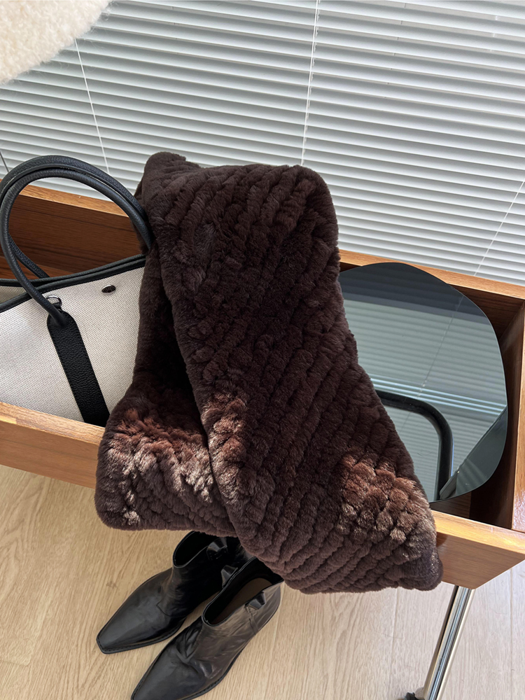 高品质獭兔毛围巾美拉德穿搭