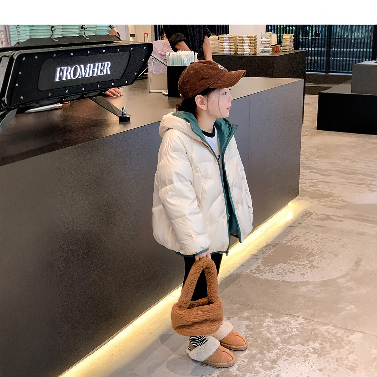 女童羽绒服秋冬保暖中大童儿童上衣时尚百搭棒棒糖匹绣带帽羽绒服