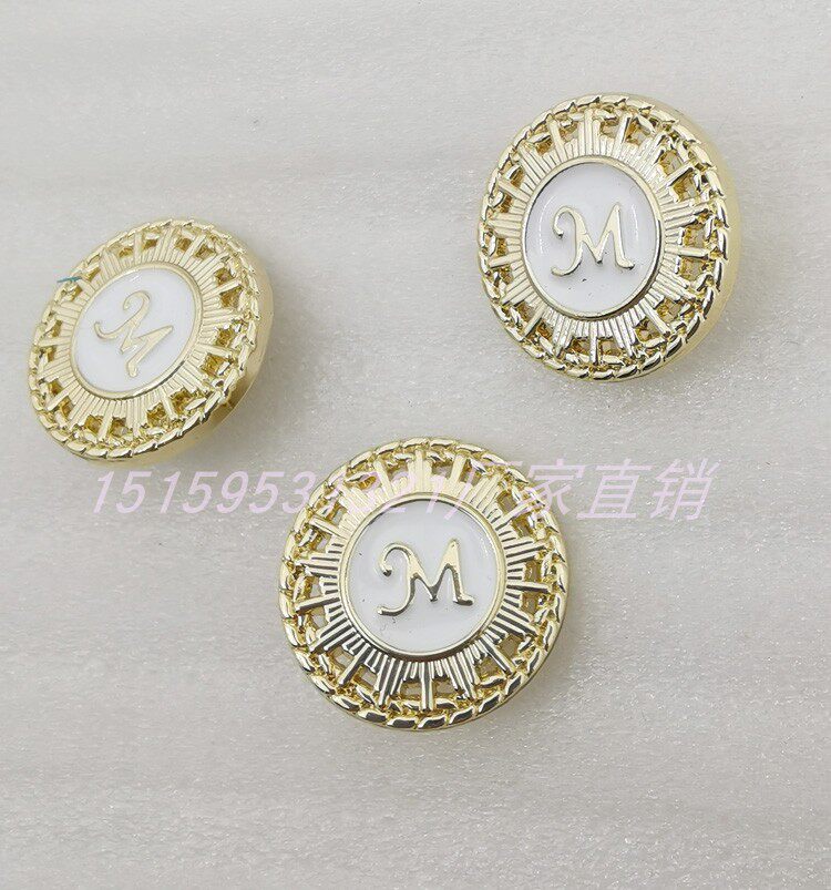 高档锌合金纽扣新款圆形镂空烤漆M字金色饰品扣装饰扣22mm手缝扣
