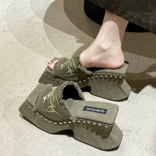 布艺厚底拖鞋 外穿 女2025外贸新款 欧美风铆钉刺绣复古百搭坡跟拖鞋