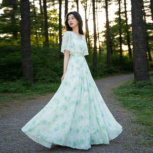首尚衣品2026法式 绿色小花连衣裙气质收腰碎花显瘦长裙大摆裙