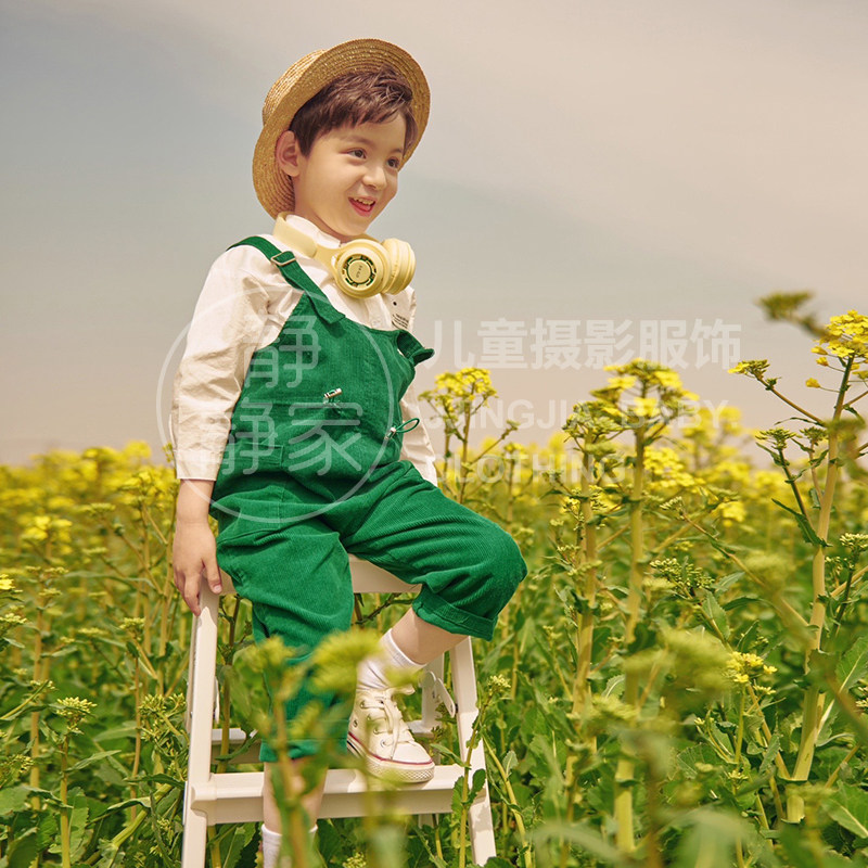 男孩绿色背带裤套装灯芯绒春秋款外景拍摄花景5岁6十岁主题大童装