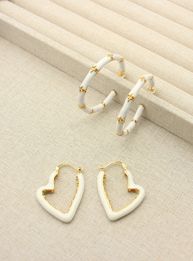 S925银针小众设计度假系列C字白色珐琅耳环爱心耳圈时尚高级感女