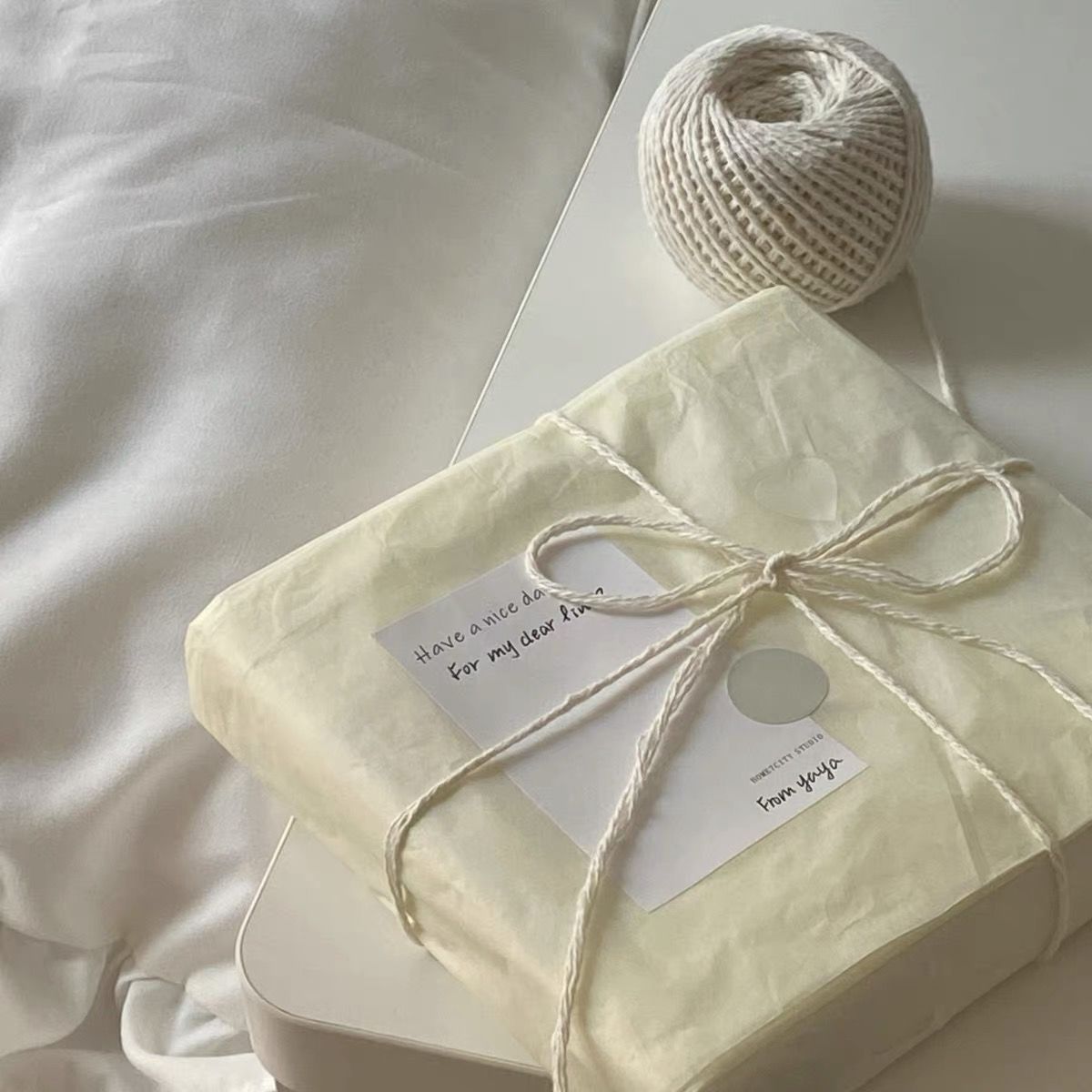 ins可爱奶油色飞机盒雪梨纸珠光礼物包装饰出卡打包材料贴纸丝带