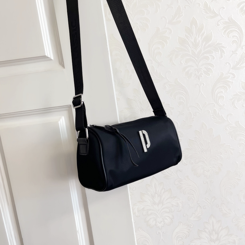 2025新款时尚单肩斜挎包女式小包百搭防水牛津布枕头包个性手机包