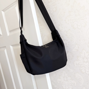 新款饺子包大容量休闲百搭旅行背包防水尼龙简约大气单肩斜挎女包