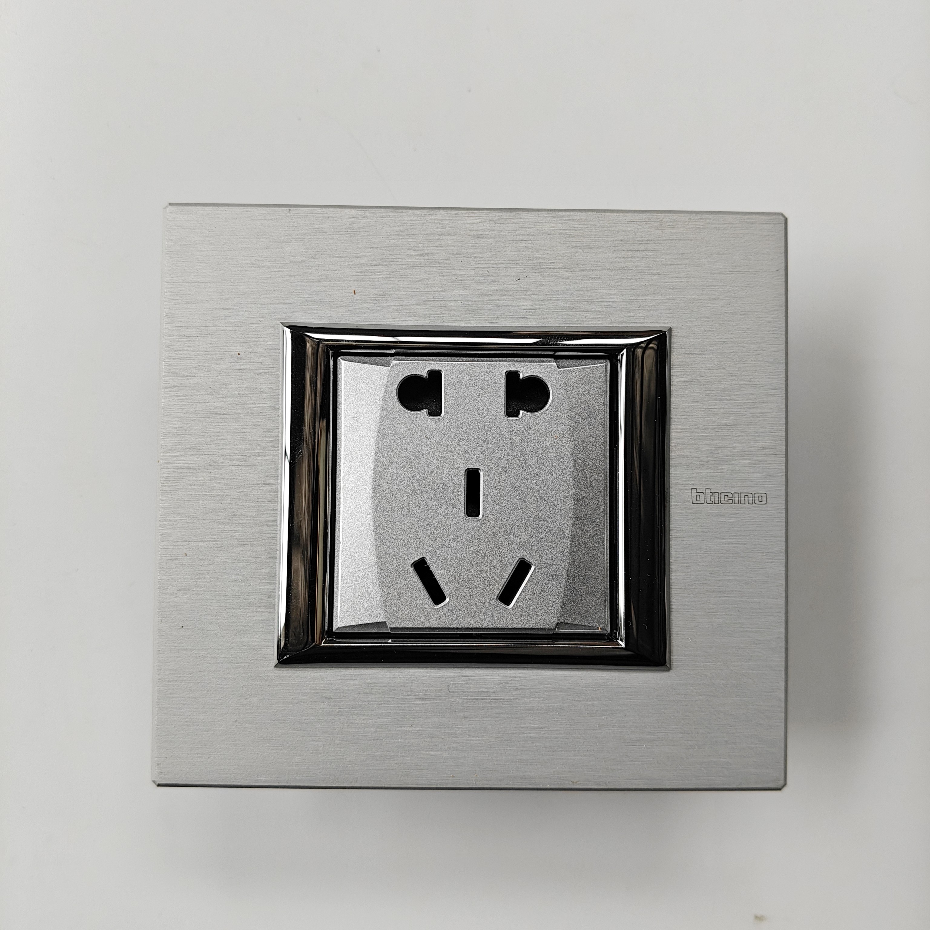罗格朗开关插座Bticino系列五孔插座银色边框+银色五孔,电子/电工,开关插座套装,淘宝优惠券,粉丝福利购,淘宝优惠卷