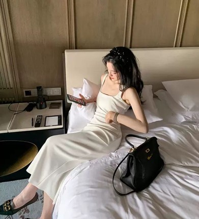 白色肯豆连衣裙女夏季极简气质方领修身包臀短款针织背心吊带裙子