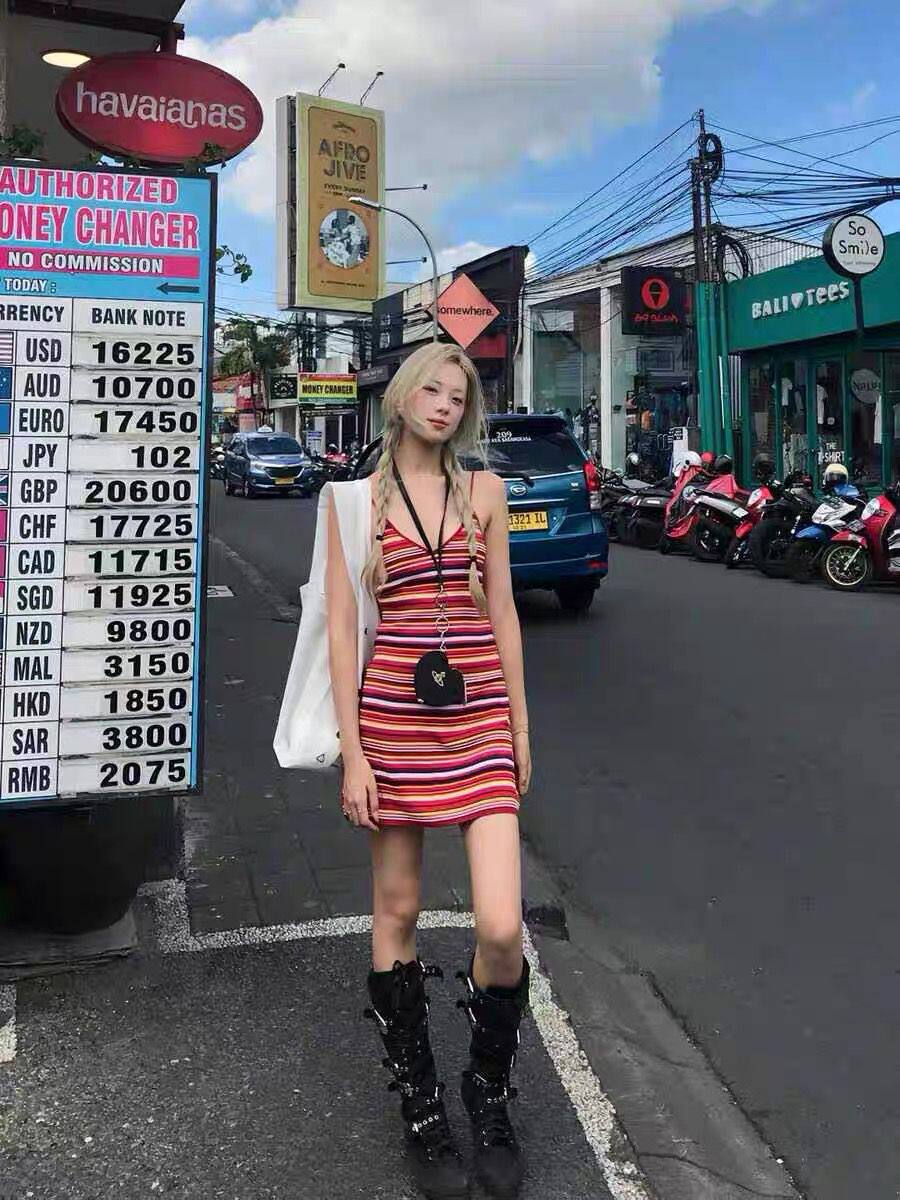 辣妹性感V领红色条纹吊带连衣裙女夏季海边度假无袖露背收腰短裙