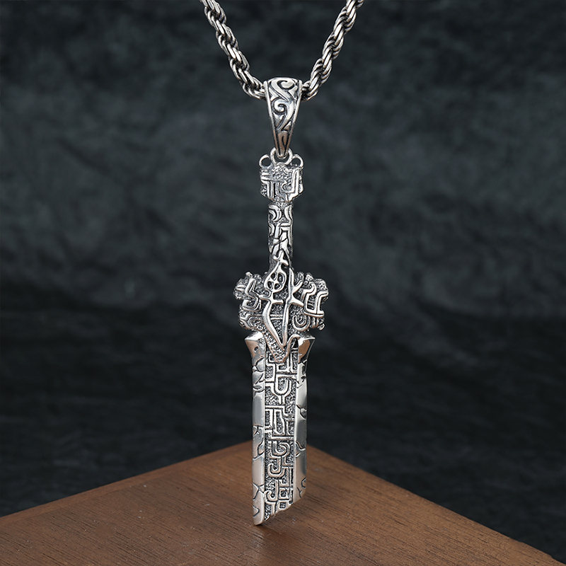 S925纯银打造战神勇士饕餮断剑吊坠潮男士霸气复古做旧毛衣链项坠