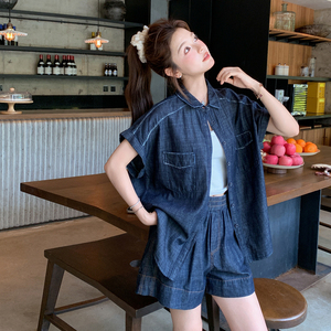 深蓝色复古牛仔衬衫短裤套装女2025年夏季新款时尚洋气穿搭一整套图片