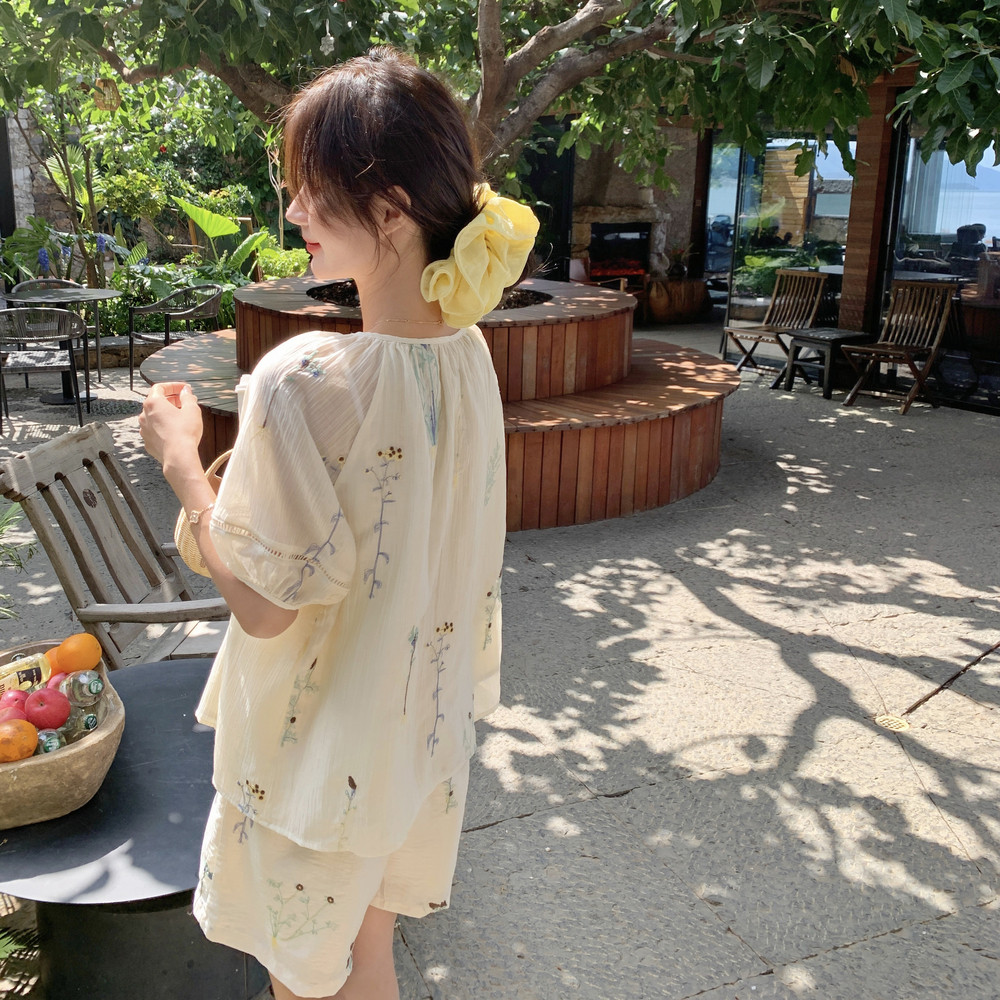 米白色小清新绣花套装女2025夏季新款复古宽松系带上衣短裤两件套,女装套装/套裙,2C198
