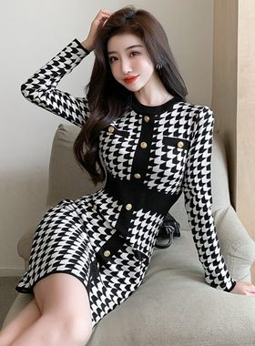 法式复古针织连衣裙女秋冬修身气质单排扣千鸟格收腰毛衣打底裙子