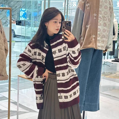 圆领单排扣字母图案条纹百搭毛衣