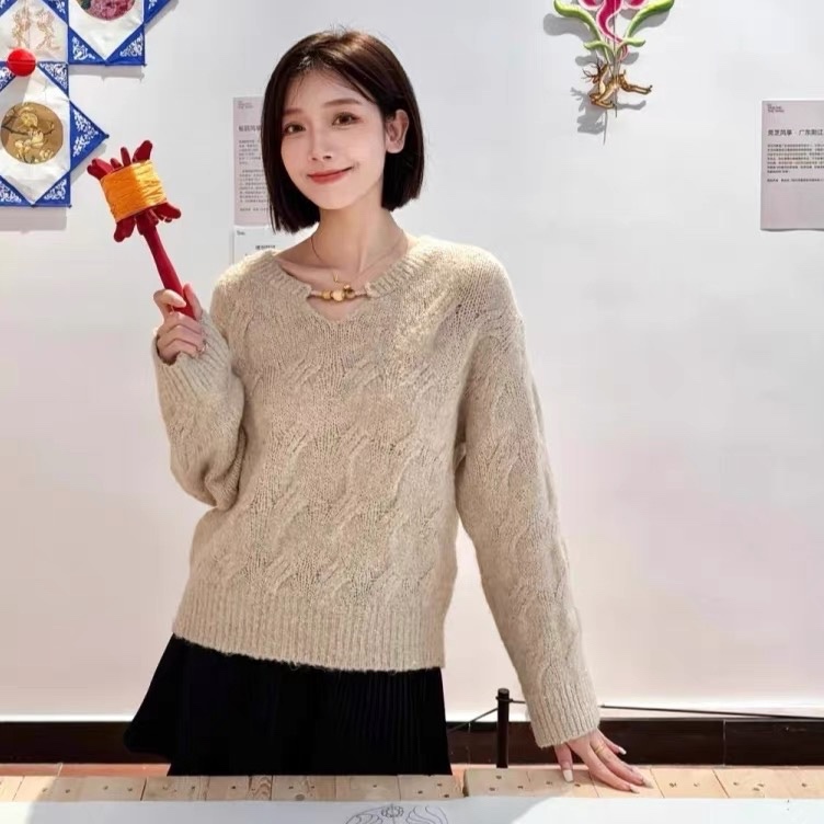 圆领串珠亮片亮丝细闪秋冬款毛衣